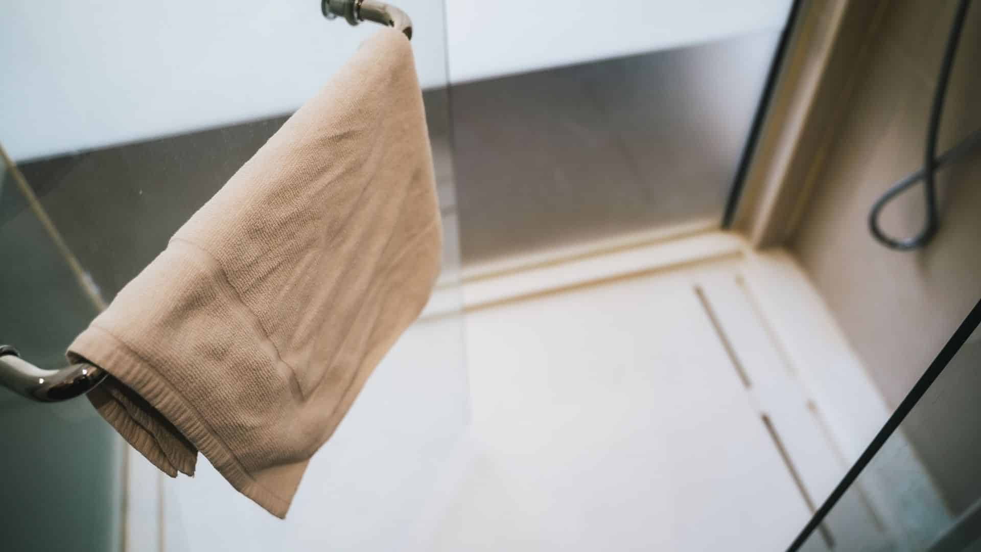 Remplacement de baignoire par une douche par DOMetVIE Corsica Aménagement salle de bain - Corse
