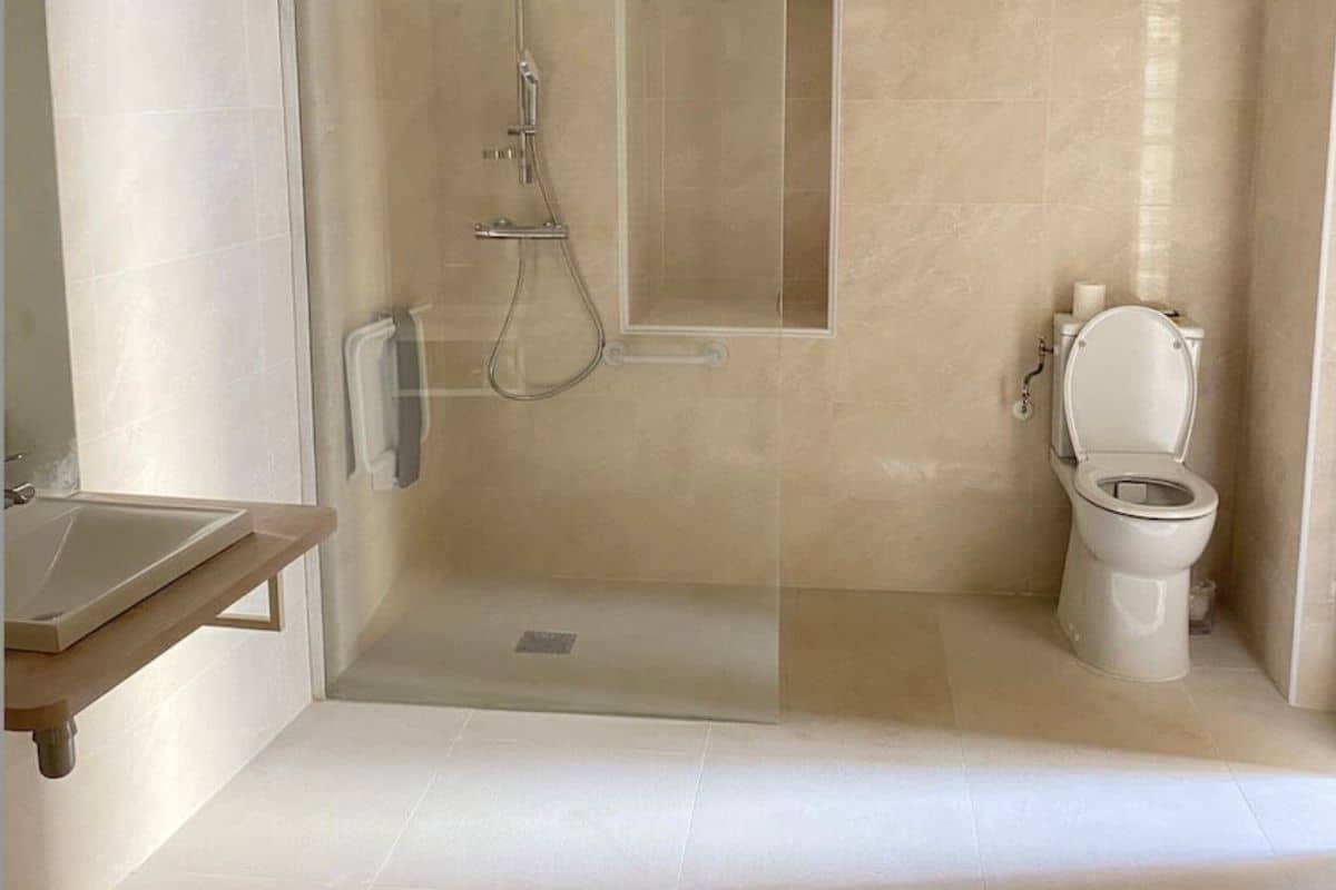 fond-photo Rénovation d’une salle de bain PMR à Bastia.