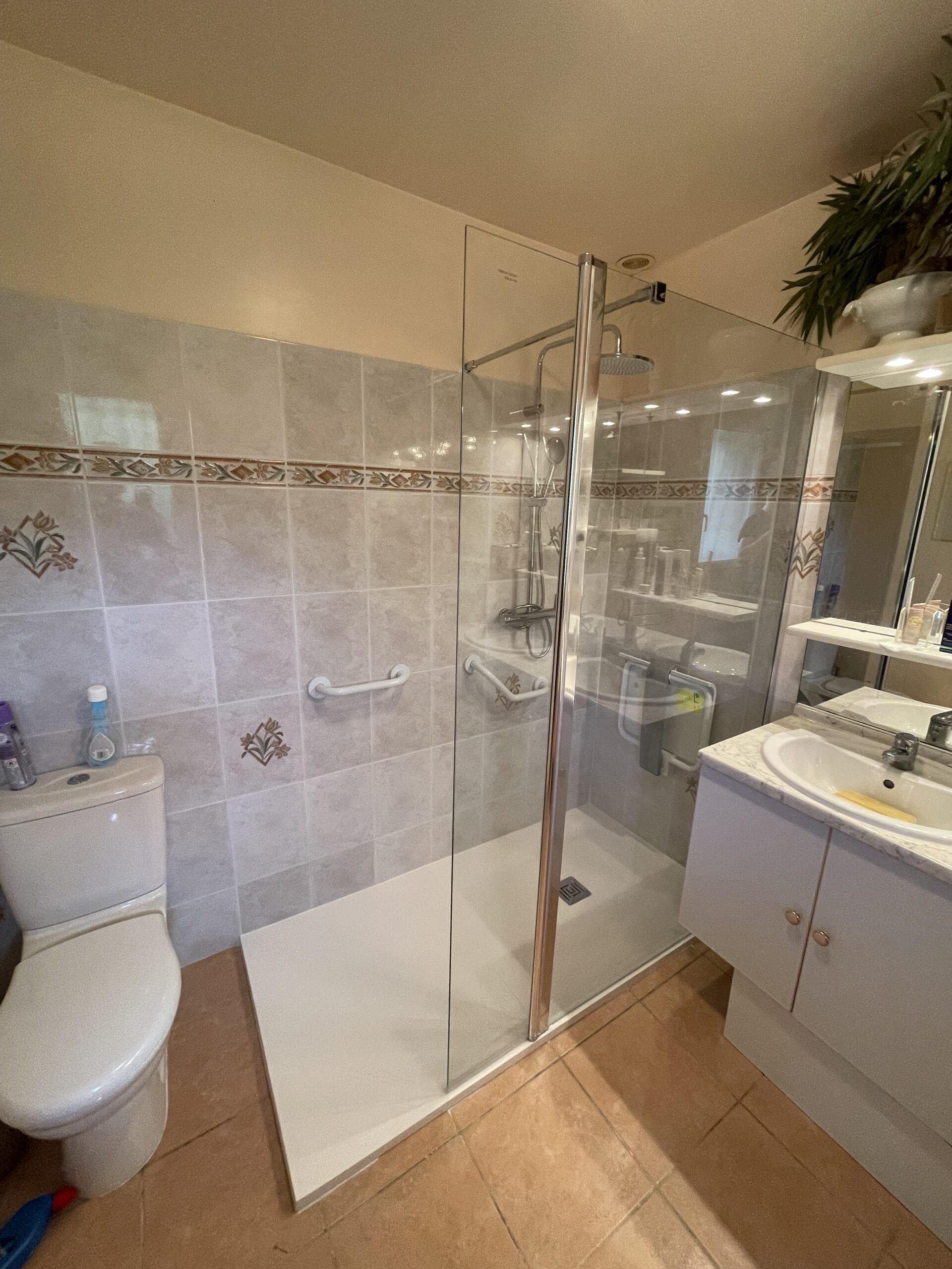 Installation d’une douche handicap à Ajaccio : sécuriser la salle de bain après une chute - Corse douche handicap ajaccio