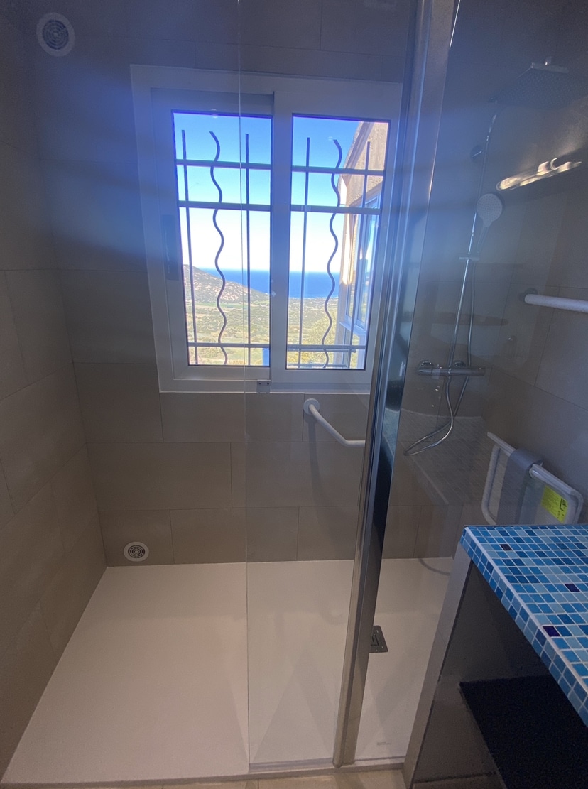 Installation de douche sécurisée en Corse : un aménagement essentiel pour le maintien à domicile - Corse douche sécurisée