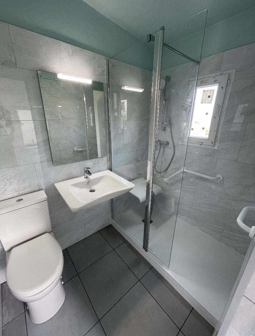 Aménagement complet d'une salle de bain à Ajaccio - Corse Après la rénovation complète de la salle de bains à Ajaccio