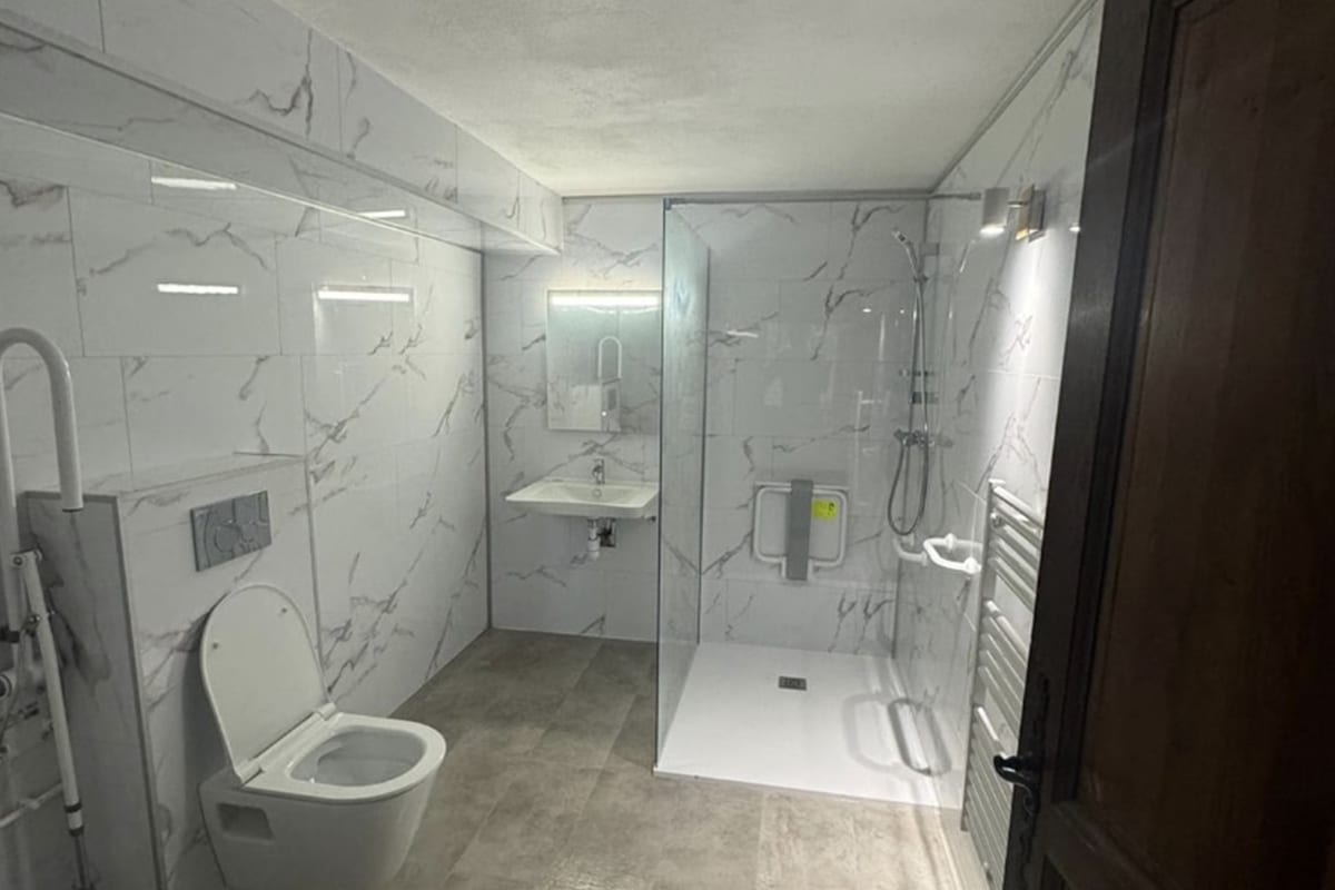 salle-de-bain-photo-03 Rénovation de salle de bain en Corse : créer un espace accessible et sécurisé pour les personnes en situation de handicap - Corse