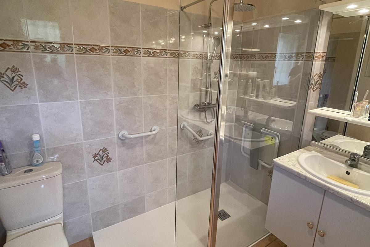 salle-de-bain-photo-corse-01 Installation d’une douche handicap à Ajaccio : sécuriser la salle de bain après une chute - Corse